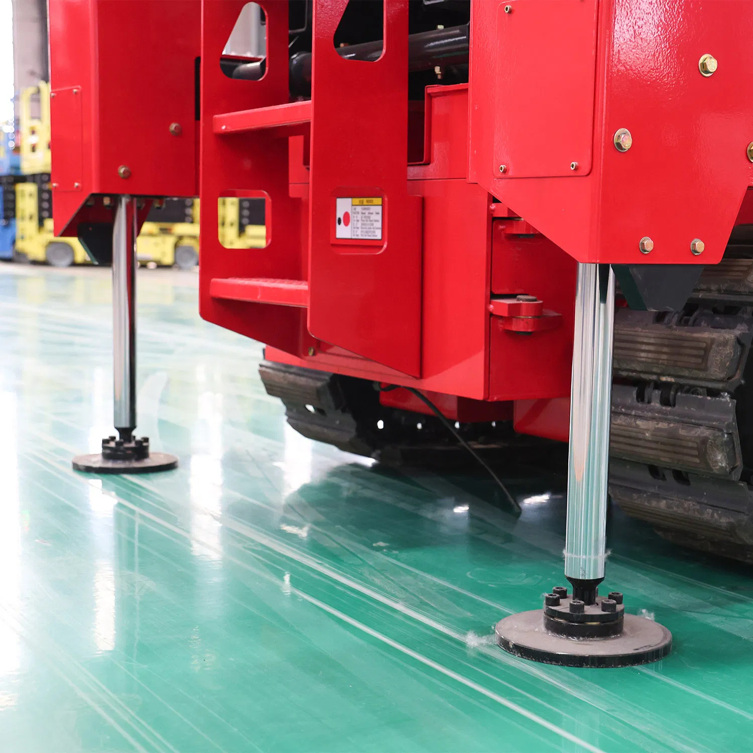 Tracked self-propelled scissor lift